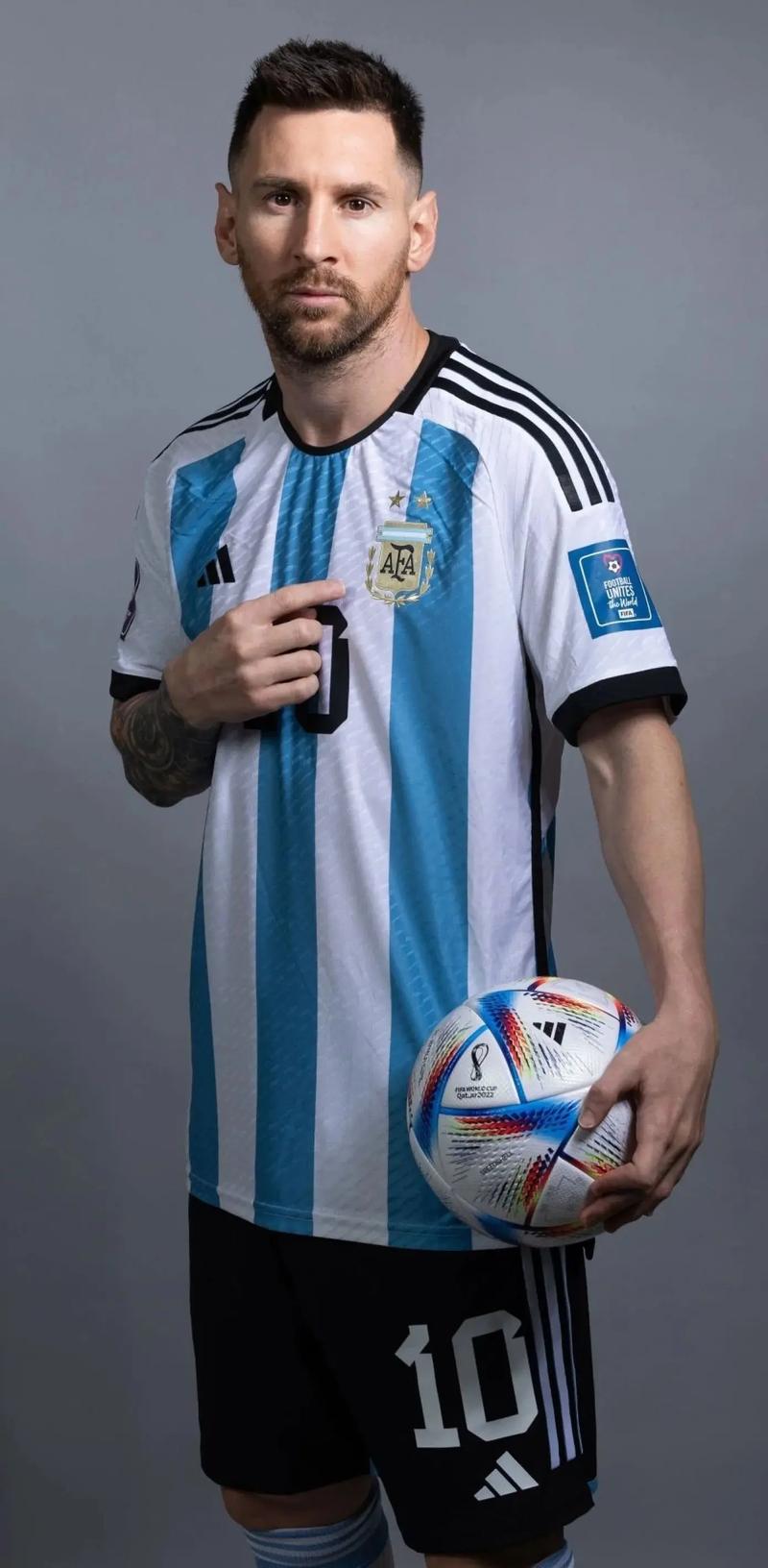 登国际舞台，泰州队“苏超”冠军奖杯亮相中国国际进口博览会